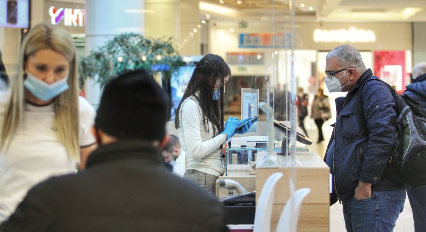 Проф. Кантарджиев разочарован: В моловете няма спазване на мерките