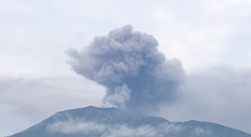 Вулкан изригна и изхвърли облак от пепел, който спря полетите в Нова Зеландия. 
