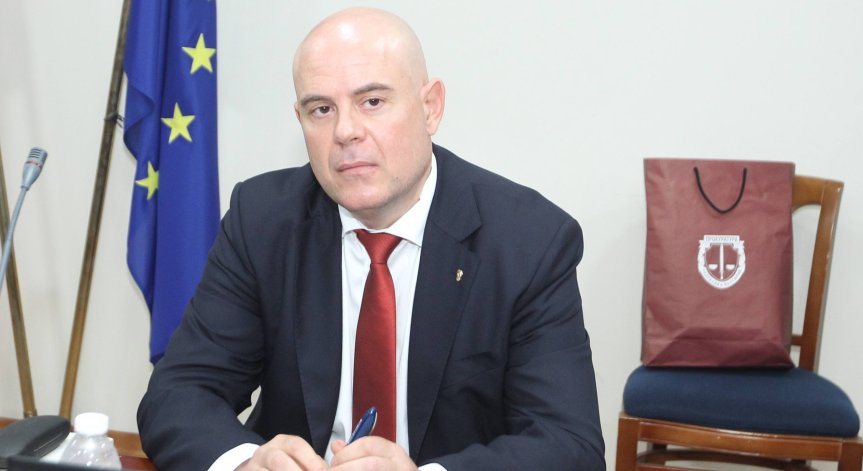 Гешев: Целят овладяване на прокуратурата и подчиняването ѝ на властта