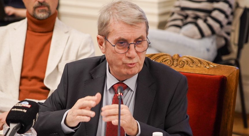 Министър Хинков удължи с месец забраната за износ на инсулини и антибиотици за деца