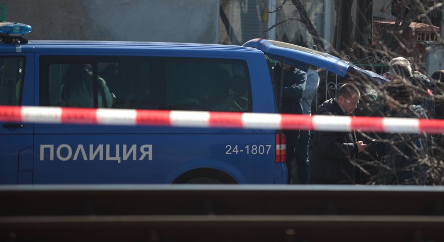 Майката е в болница с опасност за живота.
