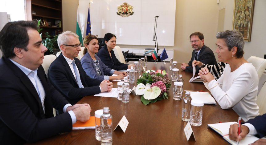 Акад. Денков пред еврокомисар Вестагер: България е изпълнила всички критерии за Шенген