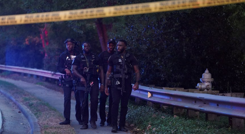 За убийствата е задържан 32-годишен мъж.