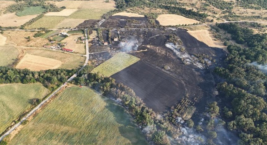 В късните часове пожарът е преминал и на територията на област Стара Загора.