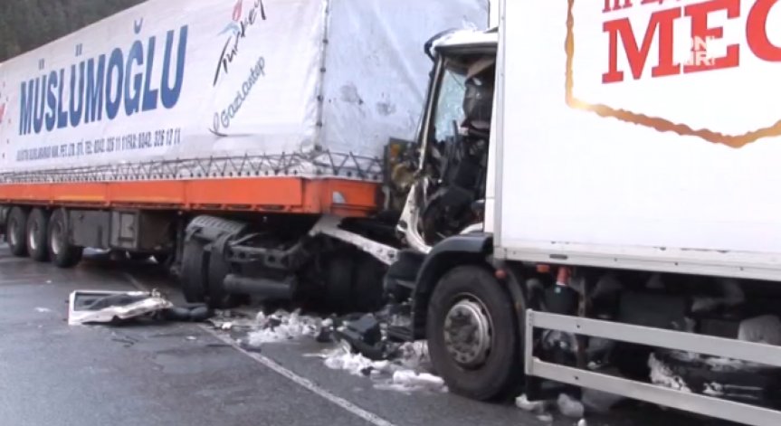 Движението при Хаинбоаз е възстановено, единият шофьор е тежко ранен