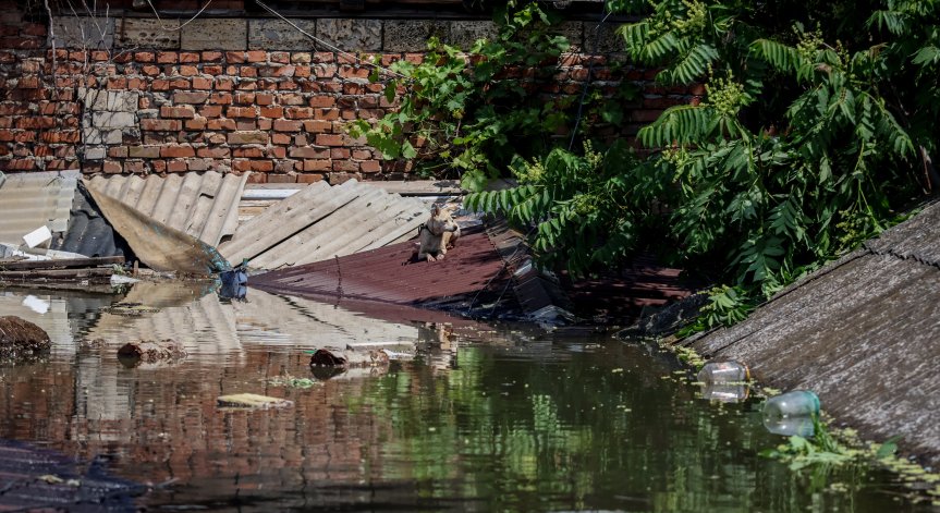 Язовирна стена се скъса в руски град, домове са под вода
