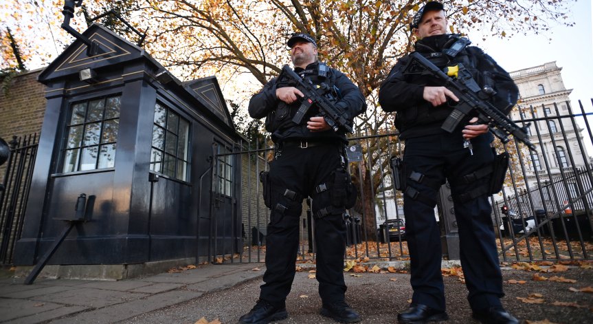 Стрелба край Ливърпул уби жена и рани няколко души минути преди Коледа