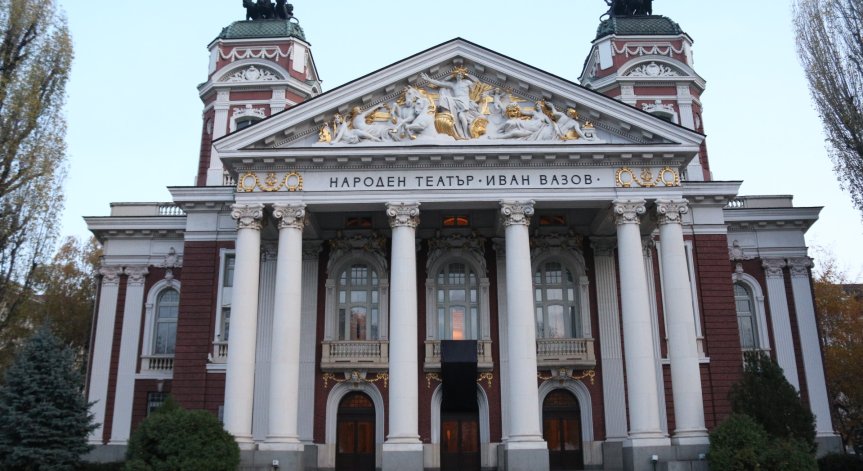 Народният театър отваря врати на две сцени и с 30% публика