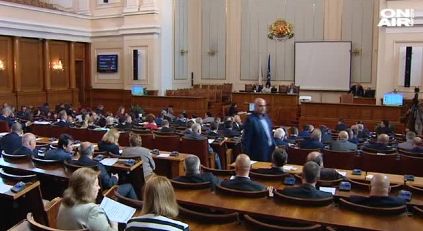 Гласуването на оставката на шефа на НЗОК скара депутатите