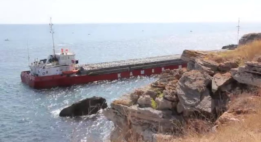 Заседналият кораб е наклонен, след като пропадна планът за разтоварване