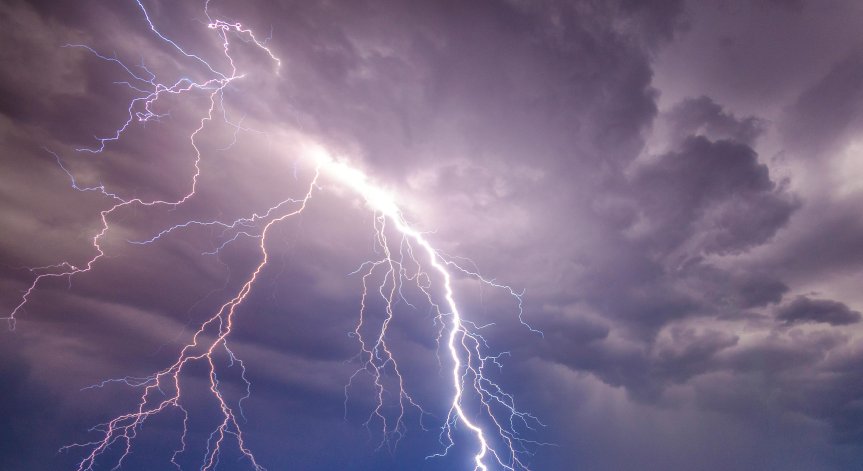 Мълния рани шестима.