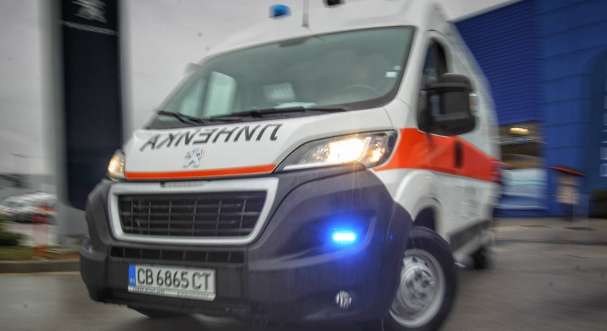 На място има екипи на Спешна помощ.