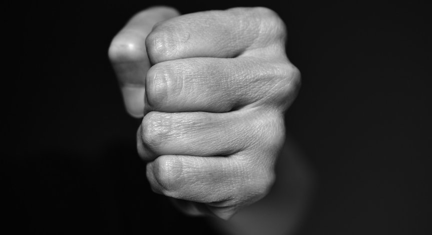 Мъж, системно пребивал с юмруци и ритници жена си, отива на съд