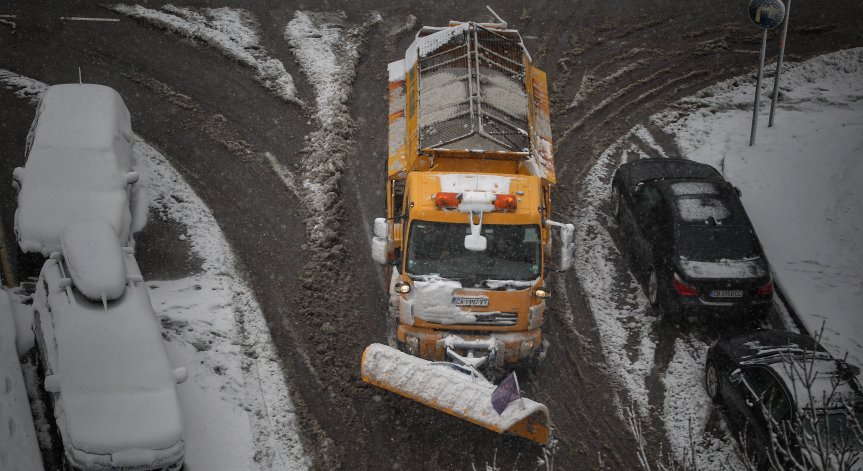 Зимата се завръща, още през нощта започват обилни снеговалежи