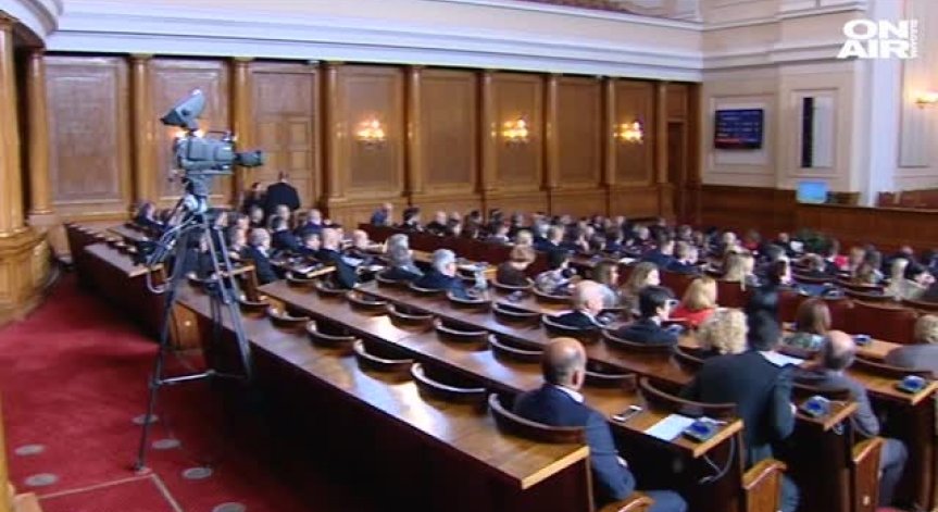 Исканото от БСП замразяване на заплатите беше разтопено 