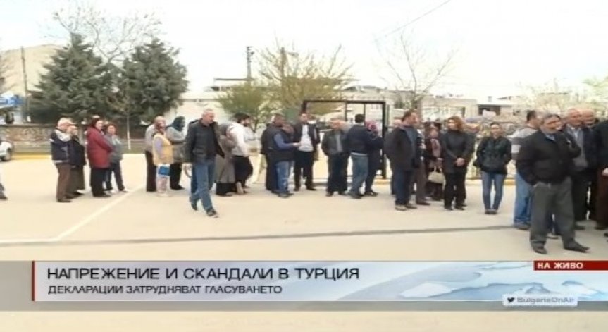 Въпреки напрежението, гласоподавателите в Турция чакат на опашки своя ред