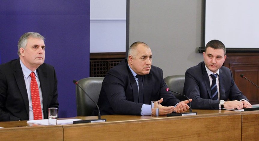 Министър Калфин иска плавно вдигане на възрастта за пенсия и вноските