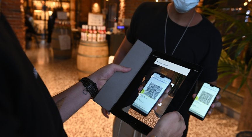 Солена глоба в Гърция за фалшив Ковид сертификат