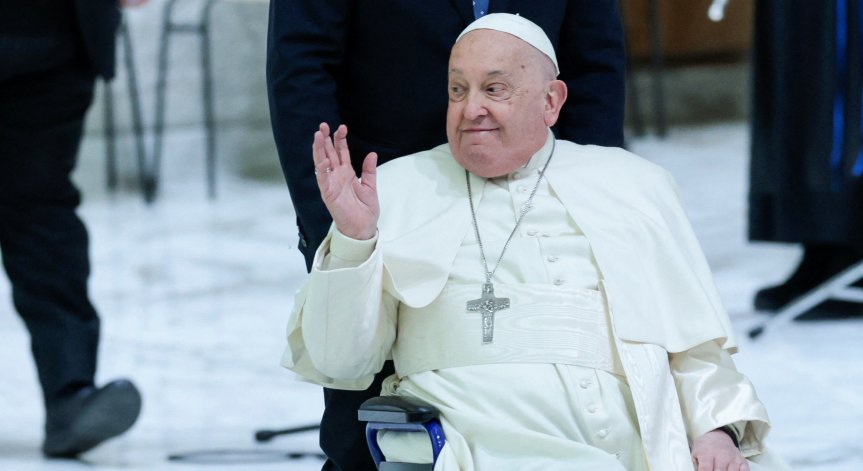 Папата не е прикован на легло, нито на системи за дишане.