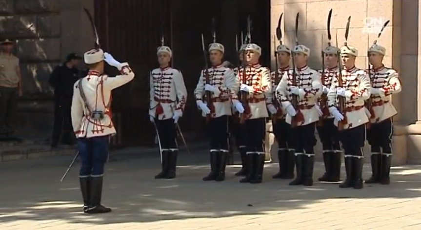 Тържествена смяна: Гвардейците пред Президентството почетоха Деня на Съединението