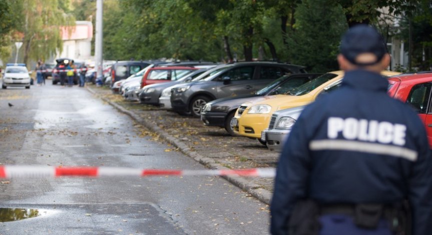 Томас удушил с кабел Соня заради пари, скрил трупа в куфар в гардероб в квартирата им