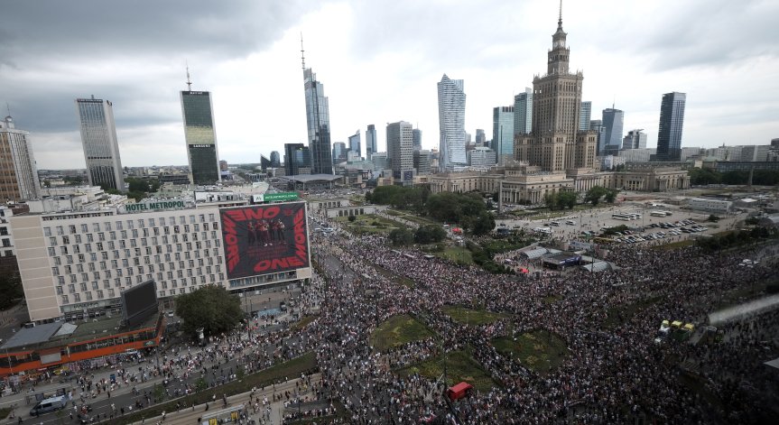 Полша с повече войски по границата, беларуски хеликоптери са нарушили въздушното ѝ пространство?