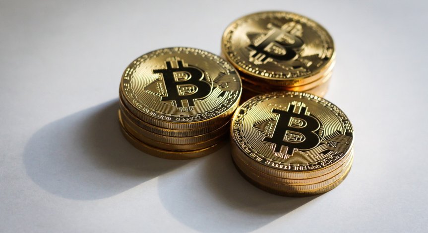 Цената на биткойна се срина под $55 хил.