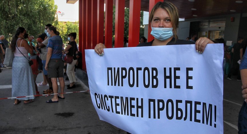 Дават на Радев един ден да реши за Кацаров, местят протеста пред прозорците му