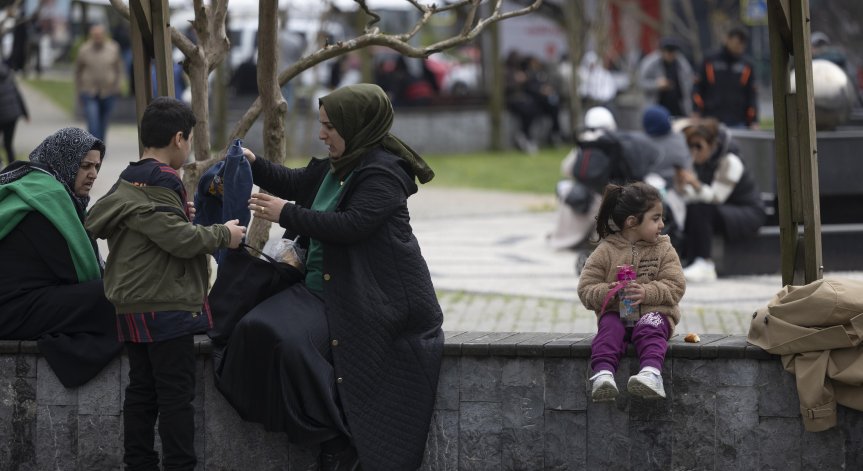 Земетресението в Турция – 22-ма ранени, разрушени сгради и хора по улиците