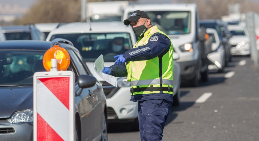 Дрогиран мъж без книжка се опита да мине през КПП на изхода на Варна