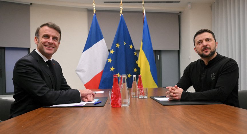 Зеленски съобщи, че е разговарял по телефона с Макрон.