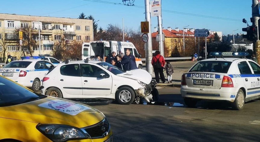 Катастрофа затруднява движението в София, на място има полиция