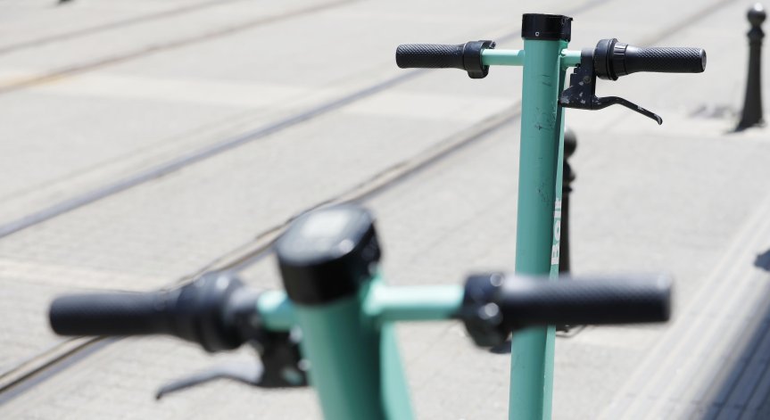 Нови правила за ел. тротинетки: Само по светло и с 