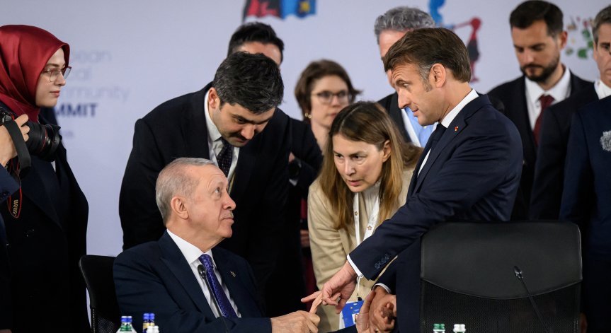 Защо Реджеп Ердоган задържа пръста на Еманюел Макрон по време на среща?