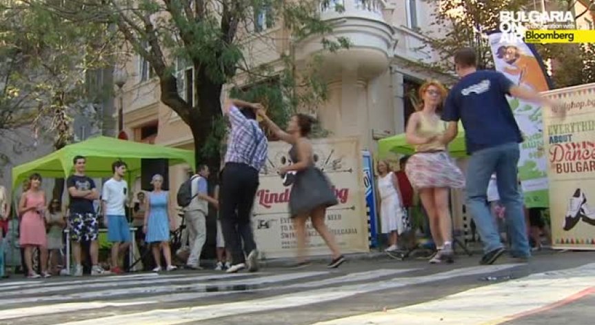 Песни и танци затварят 