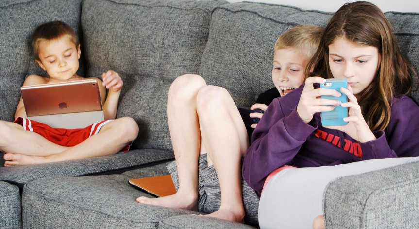 Децата масово живеят във виртуален свят, над 70% прекарват до 3 ч. на ден в интернет