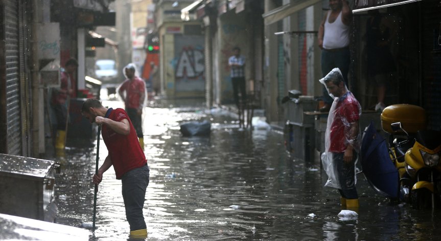 Наводнения в Турция взеха жертва, 3 деца са в неизвестност