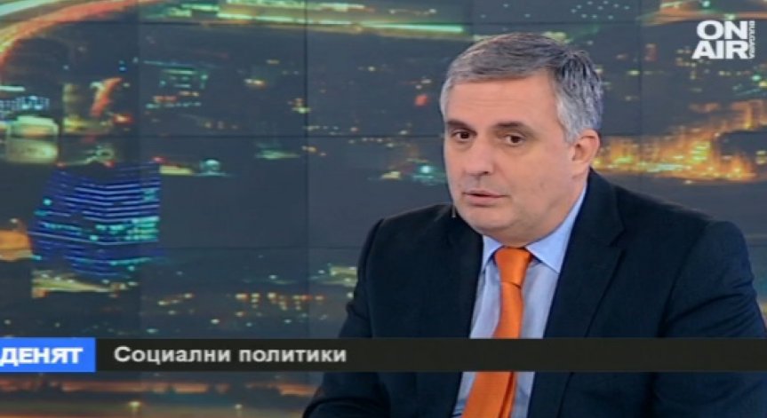 Държавата може да се грижи по-отговорно за майките, смята министър Калфин