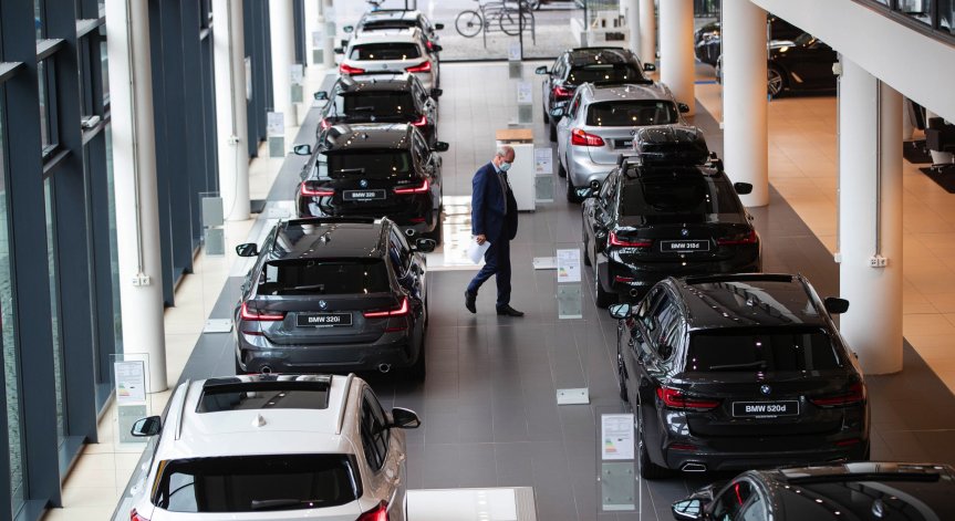 Бедните плащат скъпо: Търговци извиват ръцете при продажбата на нови коли