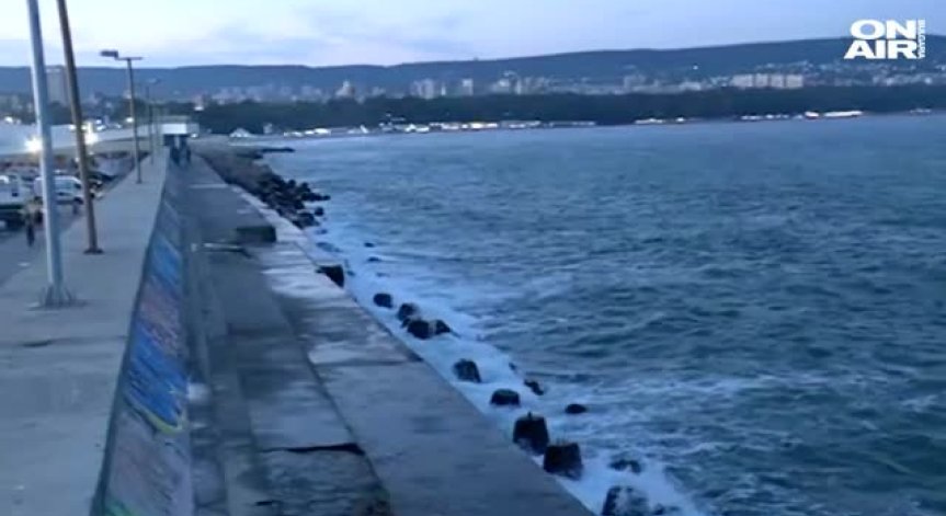 Откриха тялото на едно от момчетата, паднали от вълнолома във Варна