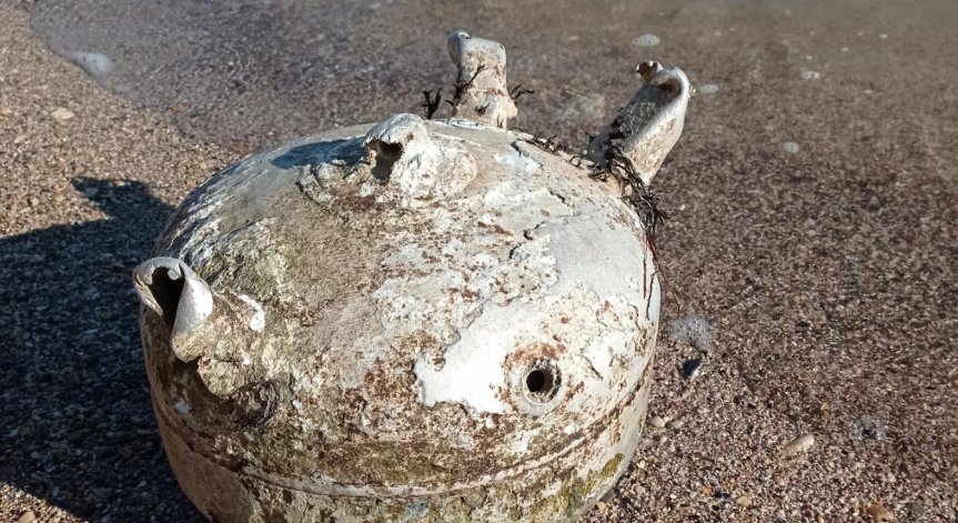 Морска мина изплува на плаж край Балчик, чакат военни да я обезвредят