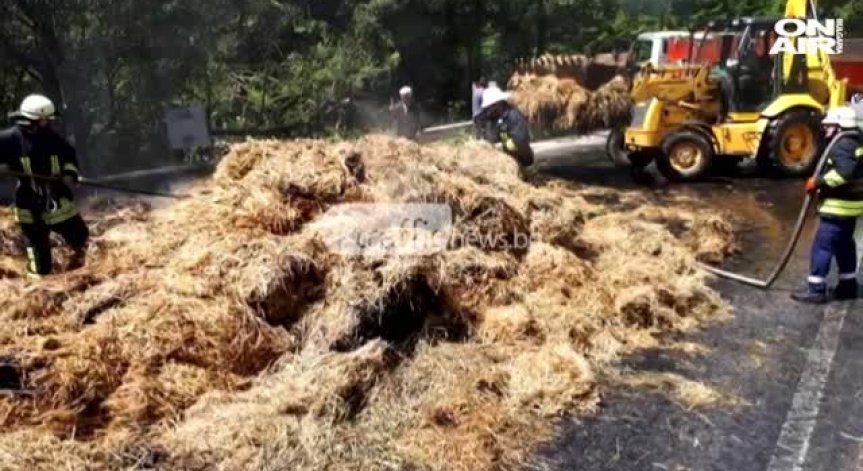 Камион със слама се запали между Чепеларе и Рожен (Oбновена)