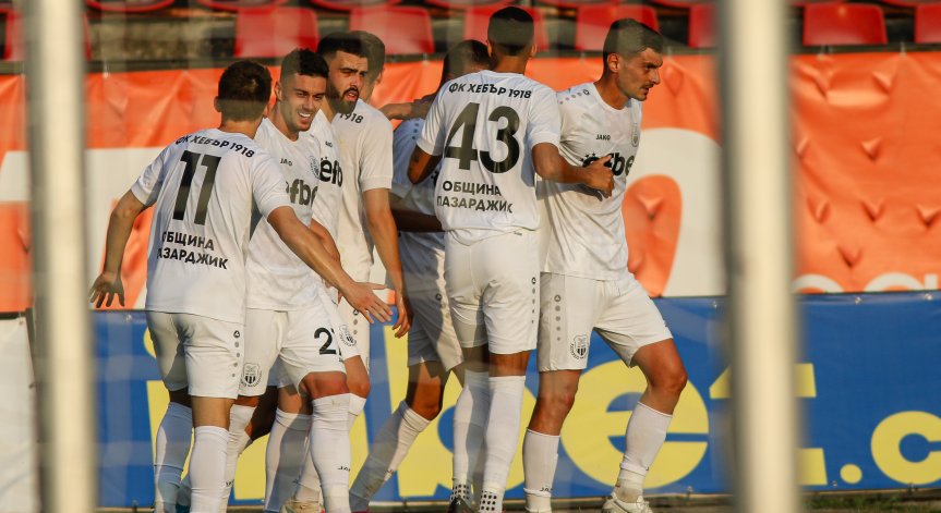 Любо Пенев и синът му извадиха от релси 