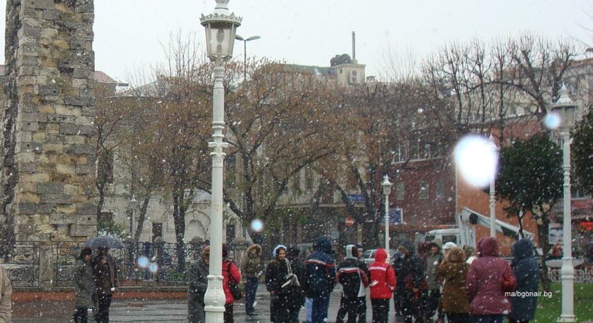 Най-малко 10 души са убити при експлозия в Истанбул