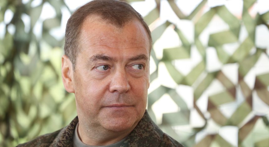 Дмитрий Медведев заплаши Полша с радиоактивна пепел