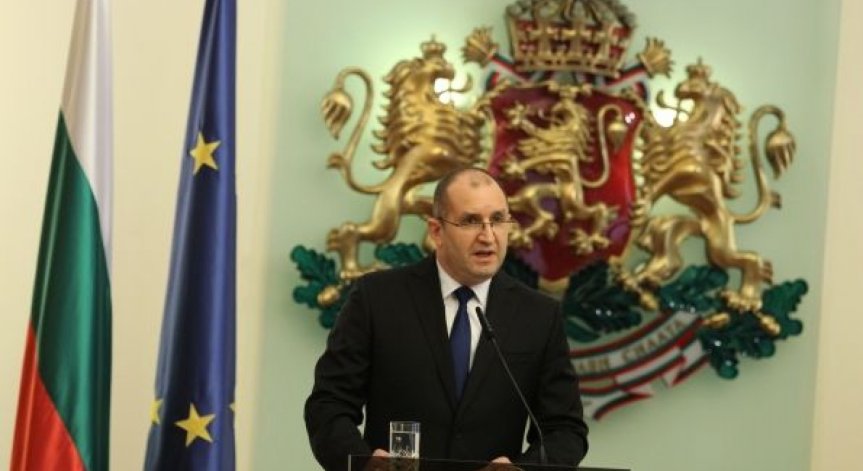 Критики от ГЕРБ и похвали от БСП за отчета на Румен Радев