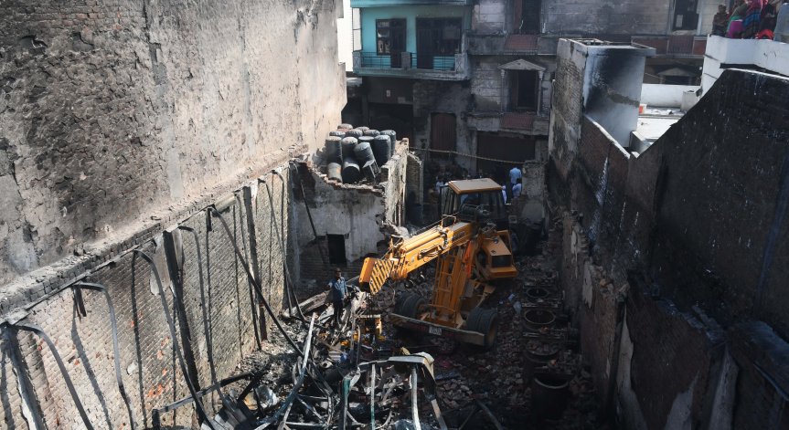 Мощна експлозия на бомба в Пирея нанесе големи материални щети