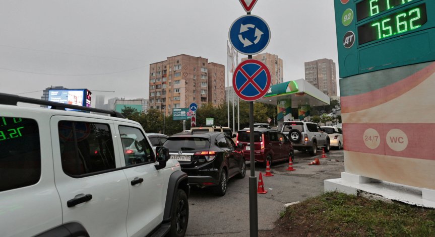 Недостиг на бензин в Русия след украинските атаки срещу рафинерии, цените са рекордни