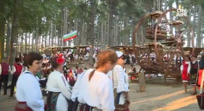 10 хил. българи облякоха народни носии в Жеравна, за да съживят фолклора