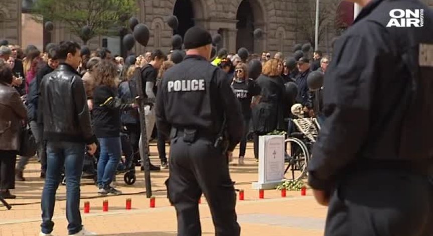 Грозни сцени и скандал пред парламента заради протеста на хората с увреждания